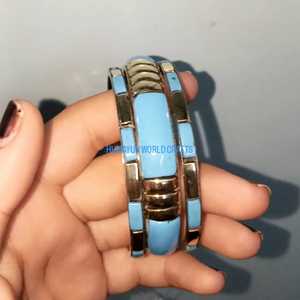 Elegante brazalete de resina azul cielo con detalles en tono dorado, hecho a mano para uso diario, festivo y para fiestas. - Product Image 3