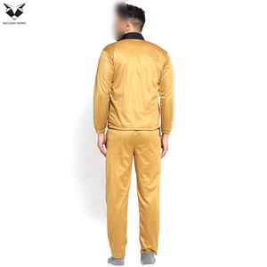 Chándal de Primera Calidad al Por Mayor, del Mejor Proveedor, Suave al Tacto, en Amarillo Mostaza y Rojo con Bloques de Color y Cierre de Cremallera para Hombre - Product Image 4
