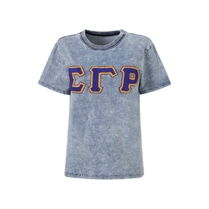 Camiseta SGRHO de Mezclilla Azul Claro Premium, Manga Corta, Cuello Redondo, Bordado con Letras Griegas, Estilo Casual Universitario - Product Image 1