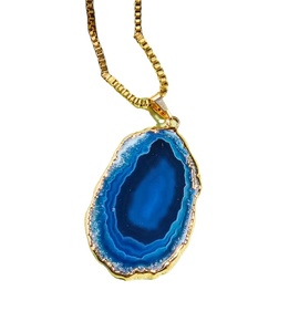 Collier pendentif en agate plaqué or écologique de luxe pour femmes avec pierre naturelle Design moderne pour les fêtes et les vacances - Product Image 1