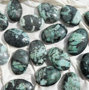 Pierre de palmier ovale naturelle en émeraude, polie, verte, cristal de guérison, Reiki, méditation, énergie, décoration, vente en gros - Product Image 4