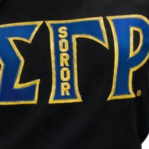 เสื้อยืดผู้หญิงลายปักตัวอักษรกรีก SGR Soror ดีไซน์นุ่มนวล แขนสั้น สวมใส่สบาย เสื้อผ้าสำหรับชมรมนักศึกษา คอกลม แฟชั่นทันสมัย - Product Image 5
