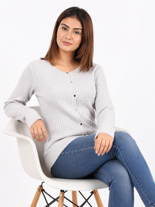 Cardigan décontracté gris clair en maille torsadée boutonnée pour femme, avec logo sur le devant, manches longues et col rond, idéal pour l'automne - Product Image 4