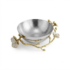 ชามโลหะตกแต่งพร้อมฐานลายดอกไม้สีทอง วัสดุสแตนเลสคุณภาพพรีเมียม เหมาะสำหรับเป็นของขวัญงานแต่งงานและของตกแต่งบ้านสุดหรู - Product Image 3