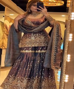 ชุดเสื้อท็อปปักลายผ้าไหมหรูหราสไตล์เฟนดี้ พร้อมกางเกงชาราร่าและผ้าคลุมไหล่ สำหรับงานเทศกาล ราคาขายส่ง เสื้อผ้าชาติพันธุ์ ชิกู - Product Image 1