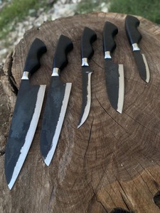 Ensemble de 5 couteaux de chef forgés à la main, en acier à haute teneur en carbone, comprenant un couteau de chef, un couteau utilitaire, un couteau à désosser et un couteau à éplucher, avec manches ergonomiques - Product Image 4