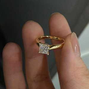 Bague de fiançailles vintage style cathédrale 1,50 carats taille princesse, sertie de diamants de laboratoire, pour elle - Product Image 6