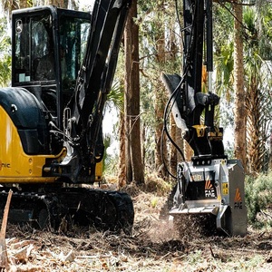 Mini-excavatrice professionnelle John Deere avec broyeur pour chantiers de construction et projets agricoles, avec accessoires. - Product Image 1