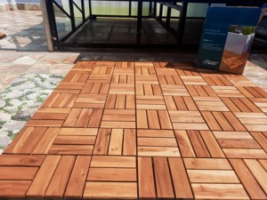 Dalles de terrasse extérieures emboîtables de haute qualité / Revêtement de sol en bois, taille 300 x 300 mm, décor balcon, jardin, allée, terrasse, patio. - Product Image 5