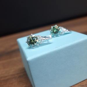 ต่างหูเพชรโมอิสซาไนต์ทรงกลมสีเขียวอมฟ้า งานแฮนด์เมด ทำจากเงินแท้ 925 ประดับเพชรระยิบระยับ ราคาประหยัด - Product Image 3