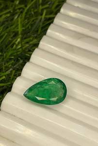 Esmeralda natural hermosa de corte pera de 16x10 mm. Esmeralda en forma de pera para uso en joyería. Esmeralda extraída de la tierra. - Product Image 3