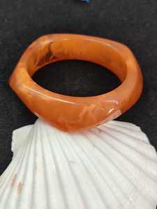 Colección de Brazaletes Hechos a Mano de Primera Calidad, Brazaletes Únicos de Forma Irregular con Efecto Naranja, Verde y Rojo, Brazaletes de Resina con Estética Brillante - Product Image 6