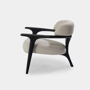 เก้าอี้พักผ่อนทรงโมโนลิธิกพร้อมโครงสร้างแบบเปิดและเบาะรองนั่งคู่ที่ลอยตัว สร้างสรรค์รูปทรงที่โดดเด่นอย่างมีเอกลักษณ์ - Product Image 3