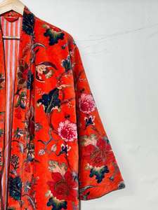 Bata Kimono de Terciopelo Hecha a Mano: Chaqueta Boho con Estampado Floral - Product Image 3