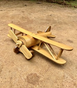 Jouets en bambou brun au design unique, biplan artisanal pour la décoration de la maison - Product Image 1