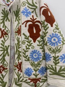 Manteau d'hiver blanc bohème en coton brodé floral Suzani, veste coupe-vent en TNT tricoté, col mandarin épais non tissé - Product Image 6
