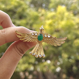 แหวนค็อกเทลประดับพลอยออนิกซ์สีเขียวทรงสวยงาม พร้อมเพชร CZ ประดับตกแต่ง แหวนทองเหลืองชุบทอง 18k ปรับขนาดได้ รูปนกอินทรีบิน - Product Image 2