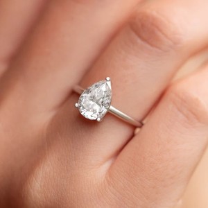 Anillo de Compromiso de Moissanita con Corte de Pera de 8x12mm, Plata de Ley 925, Engaste de Garras, Bañado en Rodio, Certificado, Elegante, Brillante y Moderno - Product Image 5