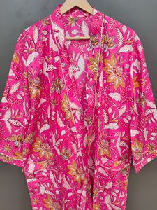 Bata Larga para Mujer con Estampado Floral Rosa, Ecológica, Cuello en V, Manga Tres Cuartos, Tela de Algodón Suave, Informal, para Verano - Product Image 2