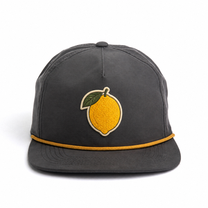 Gorra de Golf de 5 Paneles con Parche Bordado Personalizado al por Mayor, Color Gris Carbón, Resistente al Agua, Visera Plana, Cierre a Presión, Alta Calidad - Product Image 1