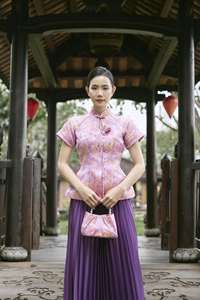 Nuevo Estilo de Blusa Ceremonial Vietnamita para Mujer - Motivo de Diosa Lunar y Conejo de Jade, Patrón Floral de Tulipán KPP24 - Product Image 2