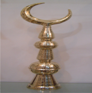 Finial islamique moderne en laiton, présentant trois sphères empilées avec une croissant de lune latérale, disponible à prix de gros. - Product Image 3