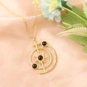 Pendentif système solaire plaqué or 18 carats avec pierres précieuses, triple onyx noir rond, collier céleste, bijoux modernes pour femmes, idéal pour les soirées. - Product Image 2