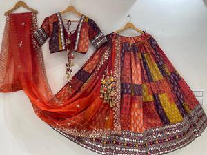 Conjunto de Ropa Étnica para Boda, Chaniya Choli de Seda Viscosa Premium con Bordado Zari y Dupatta de Organza con Espejos - Product Image 4