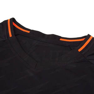 Nouvelle tenue de football avec impression personnalisée du numéro et du nom, tissu polyester de haute qualité, durable et confortable pour les joueurs - Product Image 3