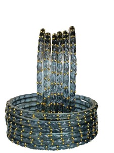 Ensemble de bracelets en verre goutte de pluie de qualité supérieure avec finition brillante, élégants bracelets traditionnels pour les mariages et les occasions festives, en vente - Product Image 3