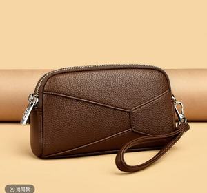 Bolso Bandolera de Cuero Genuino Marrón con Cierre de Cremallera y Correa para la Muñeca, Diseño Minimalista para Uso Diario - Product Image 1