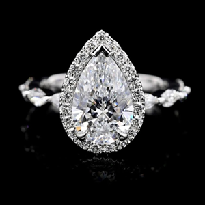 Bague de fiançailles avec halo de diamants de laboratoire de 2,00 carats en forme de poire et diamants marquise de laboratoire sur les côtés - Product Image 1