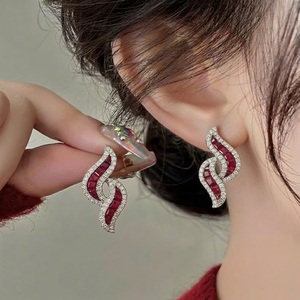 Pendientes de Oro Blanco de 18K de Lujo con Rubíes y Diamantes, Diseño en Forma de S, Ondulados, Curvos, con Engaste Invisible, como Regalo para Nueva Mamá - Product Image 2