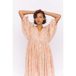 Vestido Maxi Kyra Color Albaricoque, Estampado Floral Tie-Dye Artesanal, 100% Algodón, Cuello en V, Manga Abullonada, Prenda Tradicional India - Product Image 1