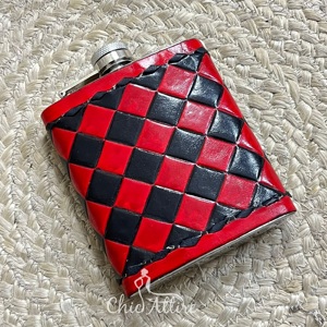 Customized 2026 Handcrafted Checkered Genuine <b>Leather</b> Hip Flask Stainless Steel Pocket Flask Leak Proof Portable Whiskey Flask - Product Image 1