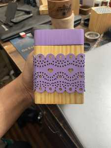 Brûleur d'encens en bois au design tendance avec motif dentelle violette, diffuseur aromatique pour une utilisation toute l'année - Product Image 1