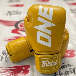 นวมชกมวย Fairtex Red ONE คุณภาพพรีเมียม สำหรับฝึกซ้อม ต่อยมวย และฟิตเนส มีสีให้เลือกตามสั่ง สำหรับผู้ใหญ่ - Product Image 2