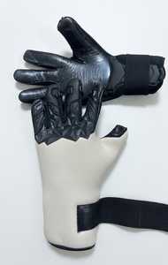 ถุงมือผู้รักษาประตูสีดำยางสีขาว ผลิตจากยางลาเท็กซ์เยอรมัน ทรง Negative cut  รับทำโลโก้แบรนด์ตามสั่ง ระดับการแข่งขัน - Product Image 1