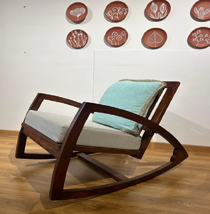 Fauteuil à bascule en bois clair de style scandinave avec dossier à lattes et coussin crème, disponible à prix de gros. - Product Image 2