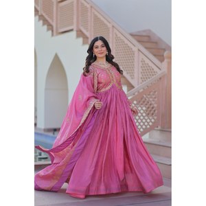 Vestido Salwar Kameez de Seda para Fiesta, Bordado con Lentejuelas y Multidetalles - Product Image 3
