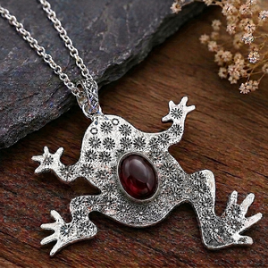 Pendentif grenat hydrocultivé en forme de grenouille avec gravure florale en laiton, artisanat pour collections de mode boutique - Product Image 4