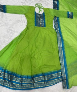 ชุดเดรสผ้าฝ้ายลายแจ็คการ์ดปักลายลูกไม้แบบดั้งเดิม พร้อมผ้าคลุมไหล่ สำหรับงานเทศกาล ราคาขายส่ง เสื้อผ้าชาติพันธุ์ สีเขียวพาร็อต - Product Image 6