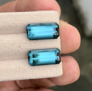 Par de Turmalinas Azules Indicolite Naturales de Corte Esmeralda de 12 Quilates, Excelente Claridad, Combinación Perfecta, Provenientes de Afganistán - Product Image 1