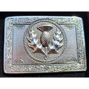 Hebilla de cinturón de estaño con motivos gaélicos escoceses, diseñada para cinturones tradicionales de kilt. - Product Image 3