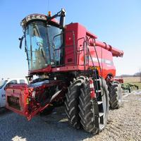 Moissonneuse agricole robuste offrant une excellente capacité de coupe, de battage et de séparation des grains pour les conditions difficiles