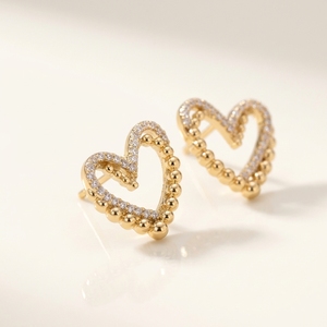 Boucles d'oreilles unisexes en or jaune 14 carats, minimalistes, avec diamant CVD de laboratoire taille brillant, bordure perlée, halo, certifiées IGI, motif cœur ouvert - Product Image 3