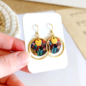 Boucles d'oreilles en bois faites à la main avec pierre principale en résine et perle, bijoux élégants pour mariages, fêtes, fiançailles et cadeaux - Product Image 4