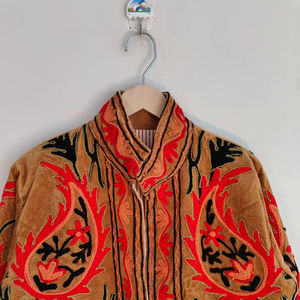 Veste en velours bohème Suzani – Manteau floral brodé à la main, vêtement d'extérieur vintage tribal bohème, veste artistique brodée ouzbèke - Product Image 1