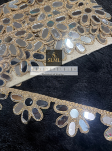 Ribete de encaje bordado con lentejuelas doradas premium en forma de flor para Saree, Lehenga, Blusa, Prendas Étnicas y Bolsos - Product Image 4