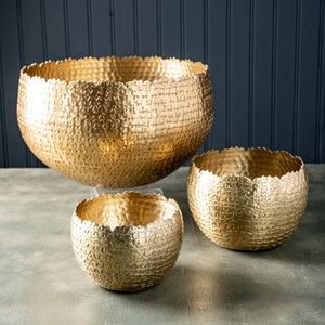 Grand pot en métal doré pour plantes artificielles, rehaussant la décoration contemporaine des bureaux - Product Image 6